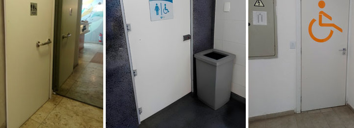 três imagens dispostas lado a lado e separadas por uma fina barra vertical, que mostram situações onde o deslocamento frontal para pessoas em cadeira de rodas não foi respeitado para a abertura de porta de sanitários.
